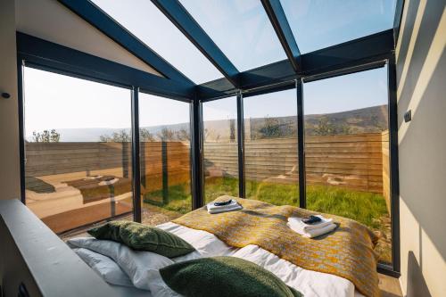 Night & Day lodge glass roof with hot tub