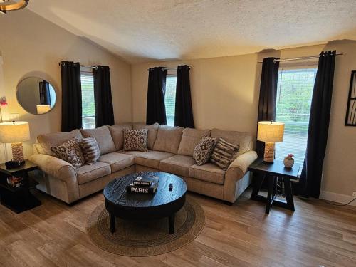 Quaint Liberty Township Remodeled Home — 4-Star Luxury Hotel in Hamilton, United States
