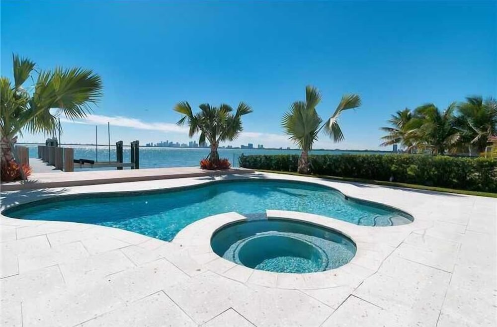 Villa Tesoro — 5-Star Luxury Hotel in North Bay Village, United States