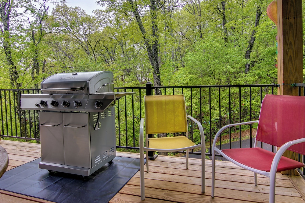 Modern Fairview Retreat: Spacious Deck Mtn View in Fairview, United States