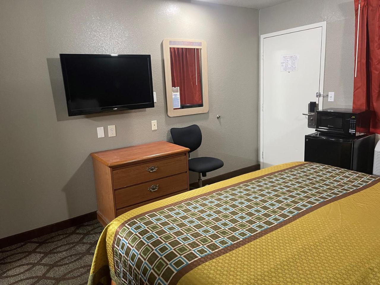 Super 7 Inn - carbon neutral hotel in Memphis