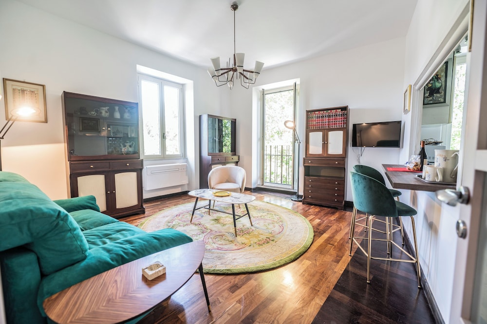 Testaccio Luminous and Large Apartment — 4-Star Luxury Hotel in Rome, Italy