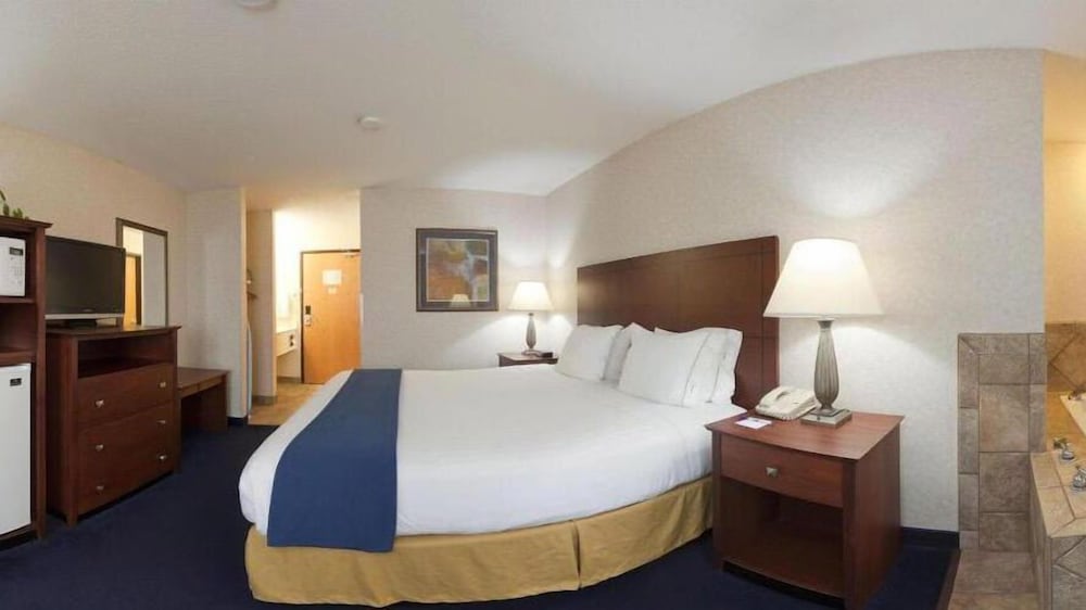 Holiday Inn Express Deforest - photo 11