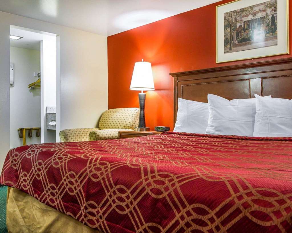 Rodeway Inn & Suites Brunswick near Hwy 1 - photo 18