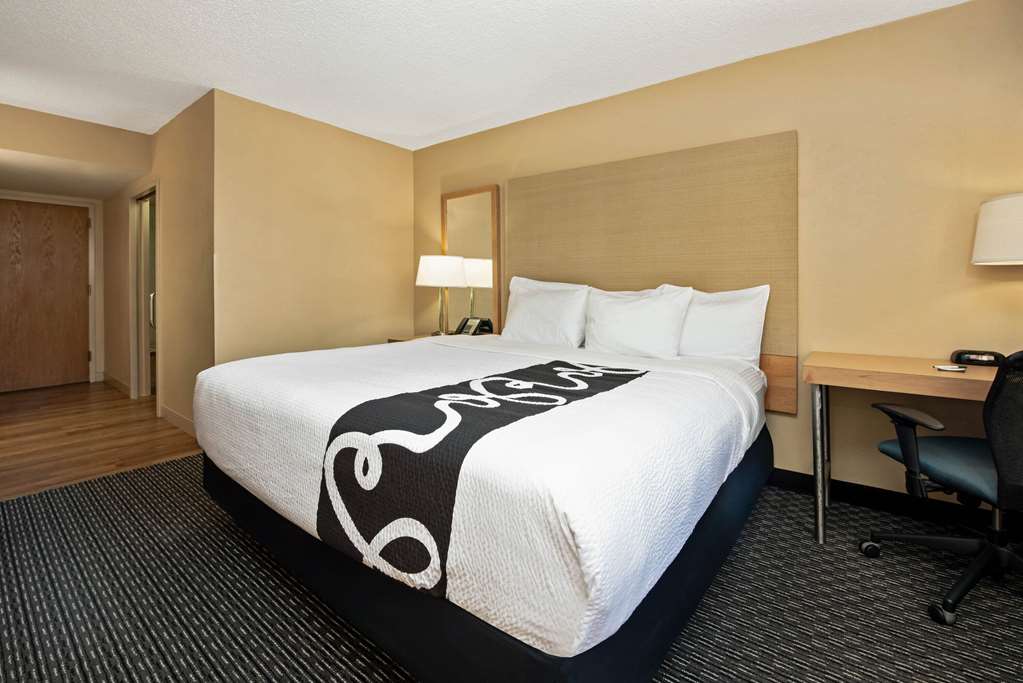 La Quinta Inn & Suites by Wyndham West Palm Beach Airport - photo 17