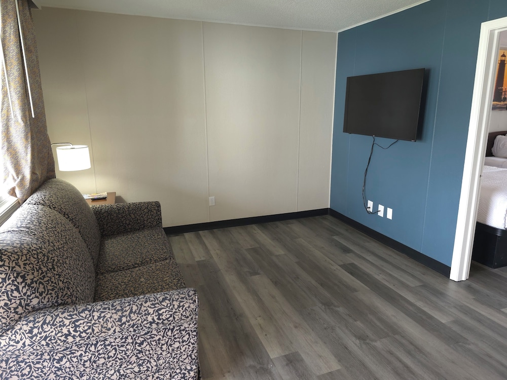 Days Inn & Suites by Wyndham Port Huron - photo 43
