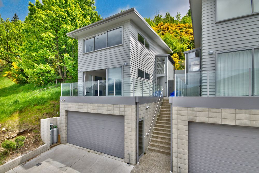 Lake Views on De La Mare Place 3 BDR Free Wi Fi & Parking in Queenstown, New Zealand