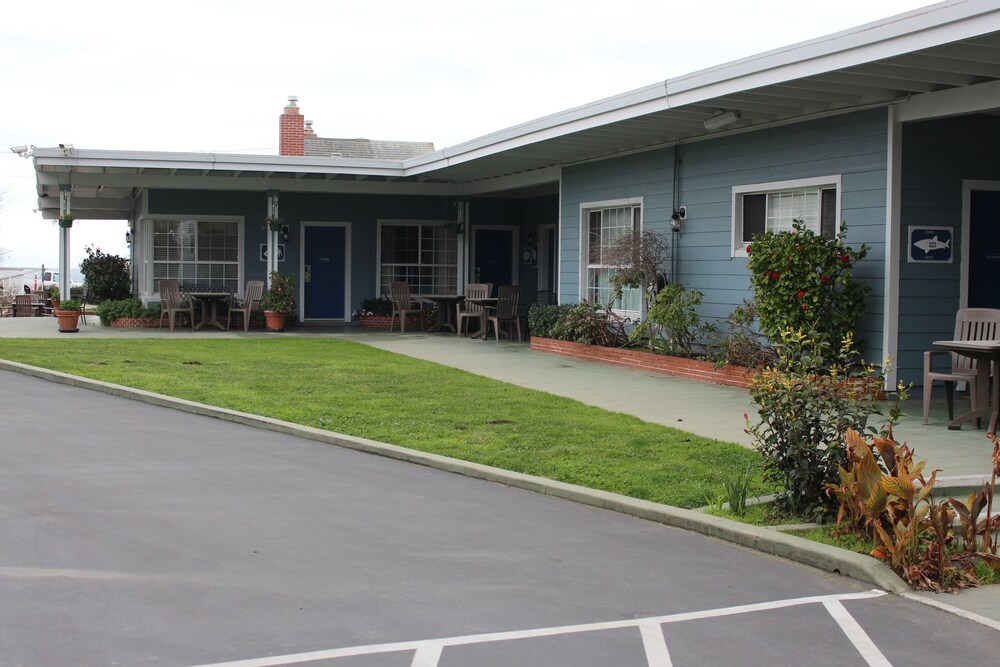 Edgewater Beach Inn - photo 67