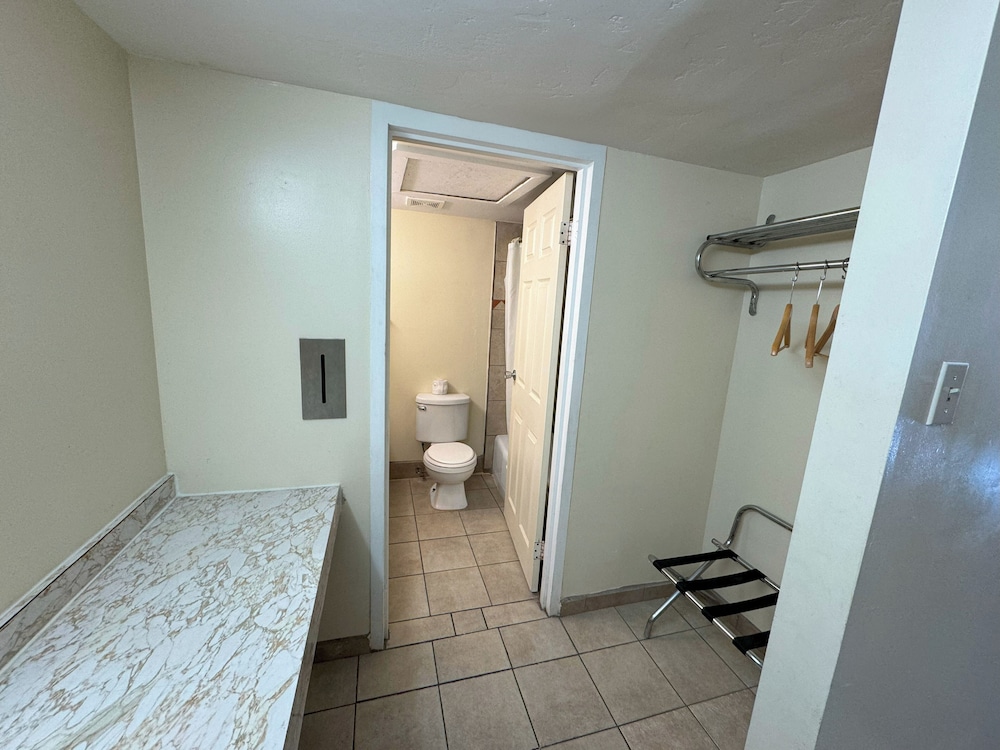 Big Chile Inn & Suites - photo 22