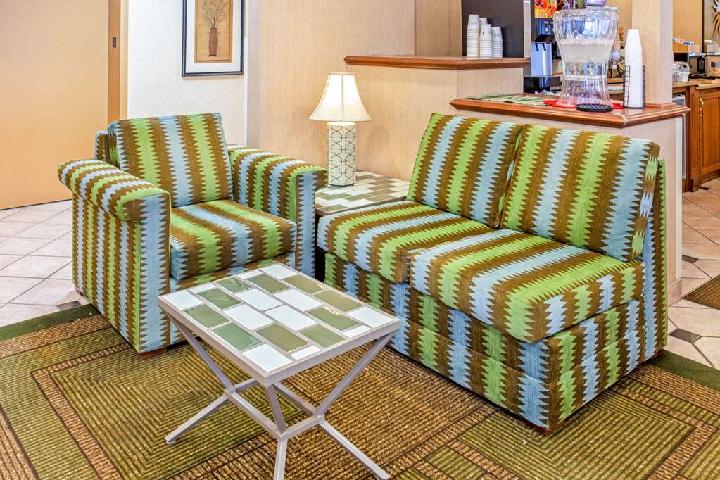 La Quinta Inn by Wyndham Milwaukee Airport Oak Creek - photo 10