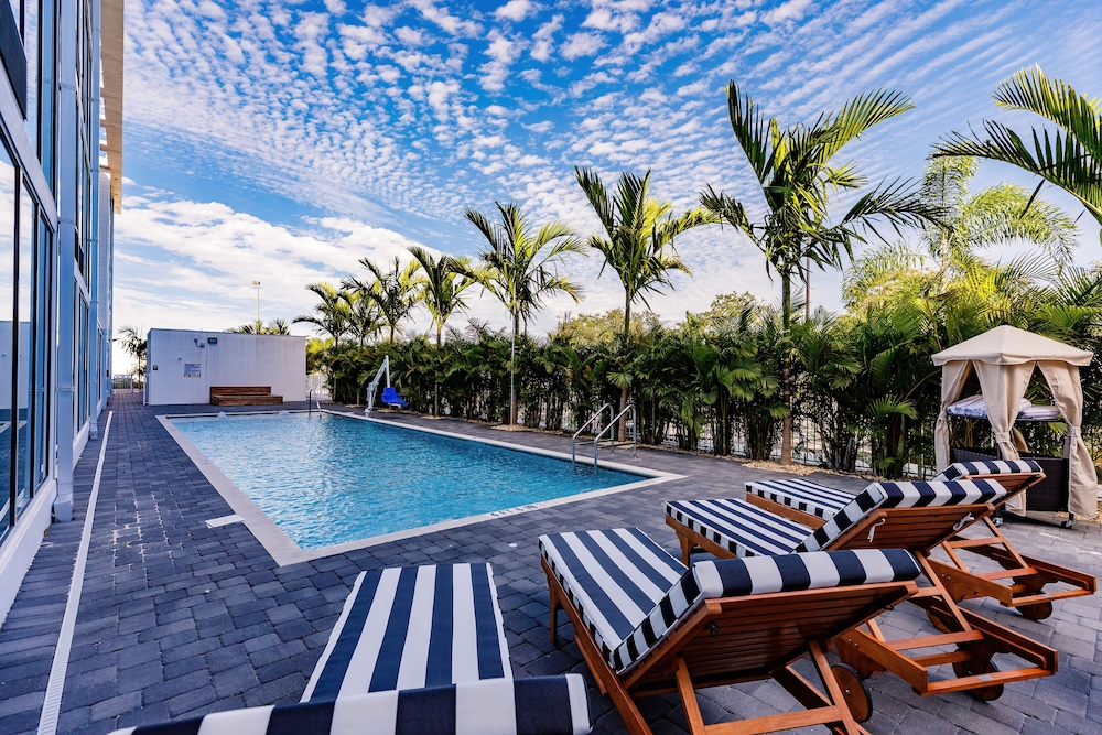 Kompose Boutique Hotel - featured photo