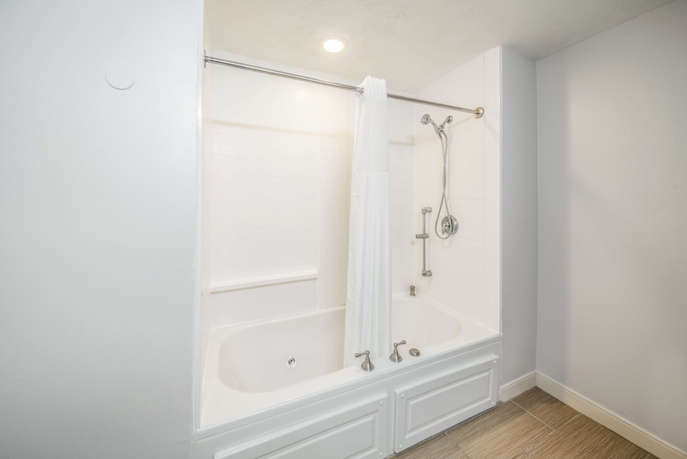 Hampton Inn Greenfield - photo 34