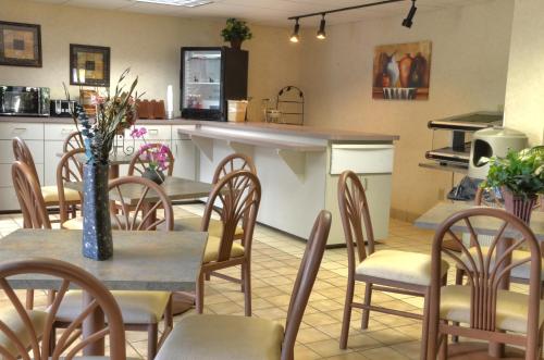 Smoky Mountain Inn & Suites - photo 9