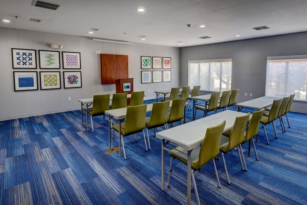 Holiday Inn Express & Suites Shelbyville Indianapolis by IHG - photo 54