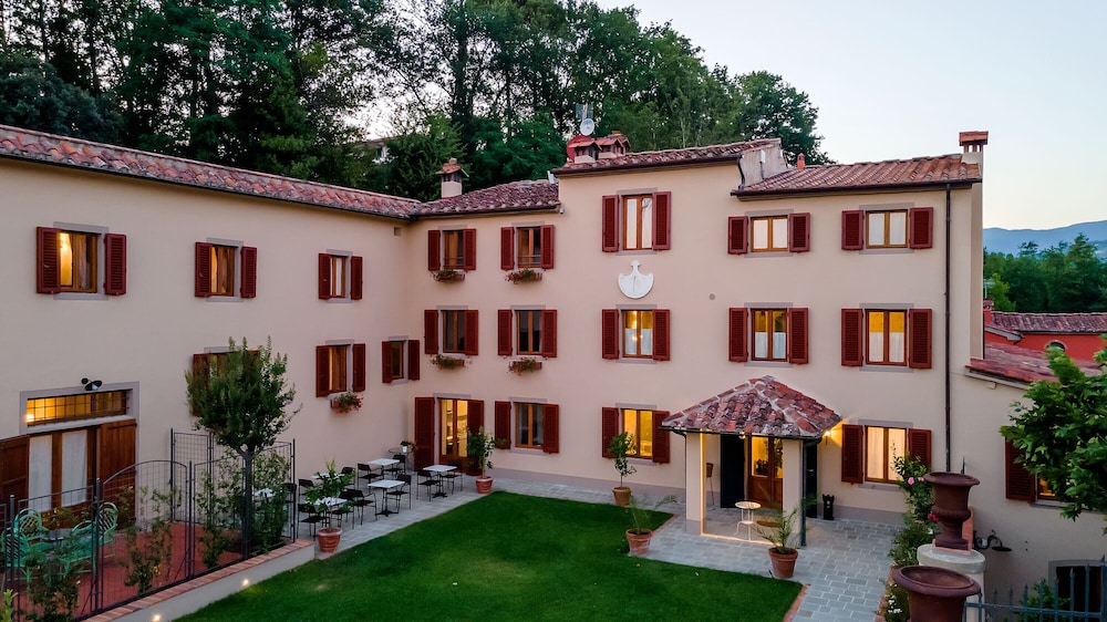Agriturismo Torreghiotta — 4-Star Luxury Hotel in Pistoia, Italy