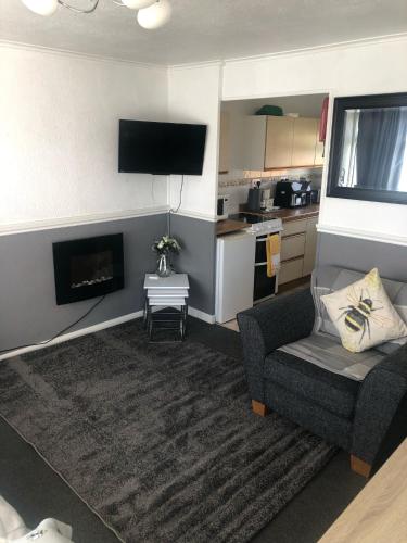 2 Bedroom Chalet Close to Beach — 4-Star Luxury Hotel in Hemsby, United Kingdom