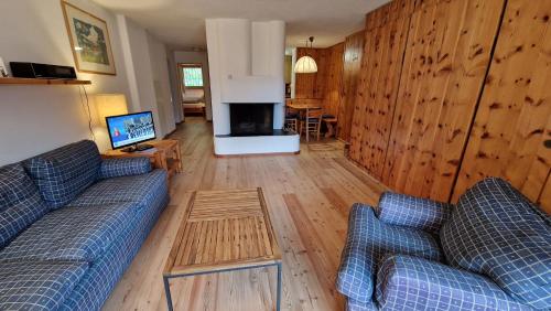 Chesa Bellaval Haus Chamuotsch 2 1 2 Zimmerwohnung — 4-Star Luxury Hotel in Silvaplana, Switzerland