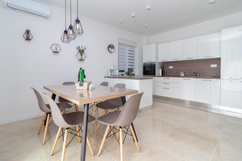 Apartment Vita Mare with pool near the beach TA Leut Agency — 4-Star Luxury Hotel in Privlaka, Croatia