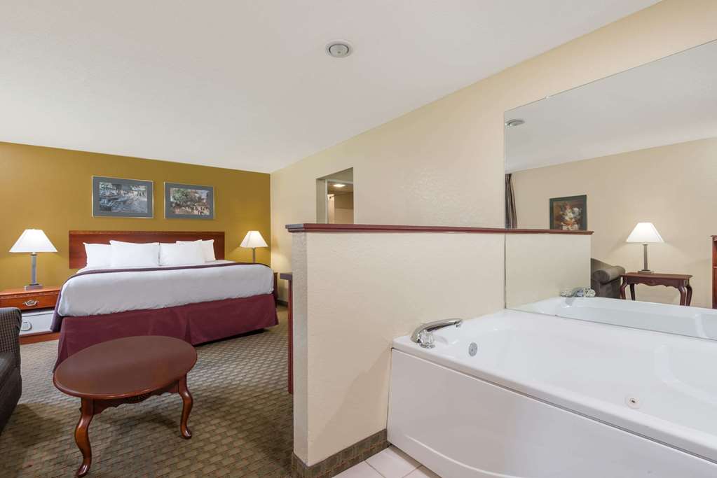 Days Inn by Wyndham Norton - photo 13