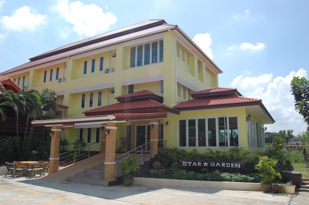 Sangthong Resort — hotel in Saraphi