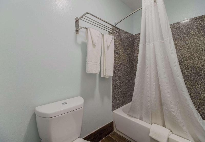Econo Lodge Inn & Suites Fulton Rockport - photo 21