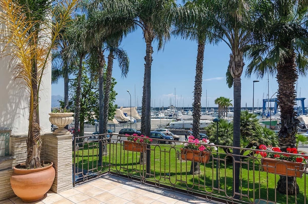 Casa delle Zammare Fronte mare centro storico — 4-Star Luxury Hotel in Riposto, Italy