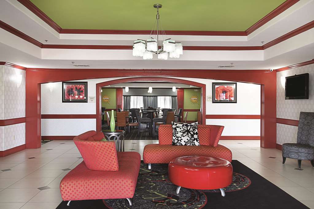 La Quinta Inn & Suites by Wyndham Dallas Hutchins - photo 6