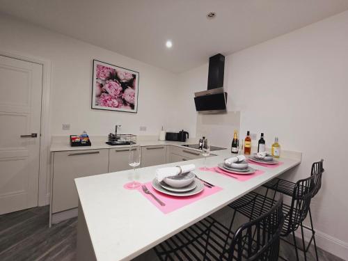 Abbey Corner by Nivaas 3 Located in the heart of the city centre 5 minute walk to train station 20 minutes to London via train