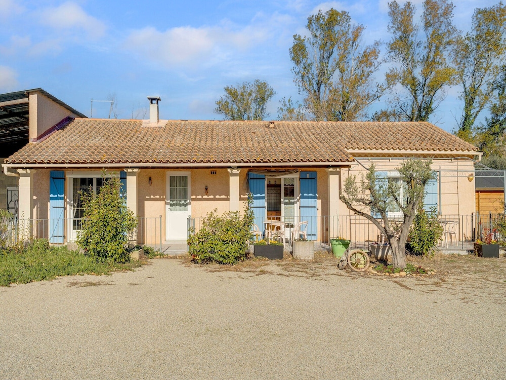 Villa With Swimming Pool in Sorgues — 4-Star Luxury Hotel in Sauveterre, France