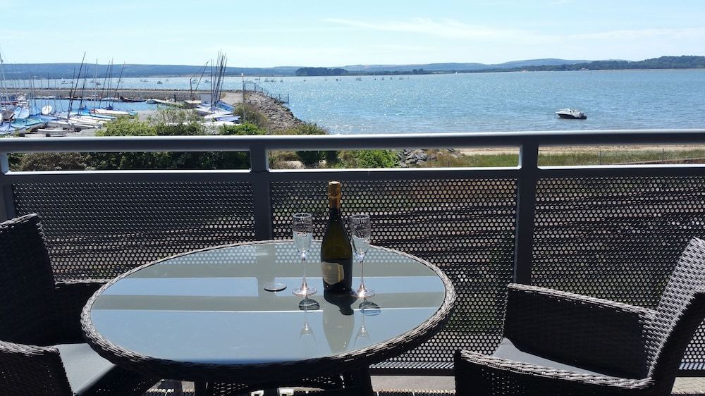 Beach Point Stunning Harbour Views from Balcony — 4-Star Luxury Hotel in Poole, United Kingdom