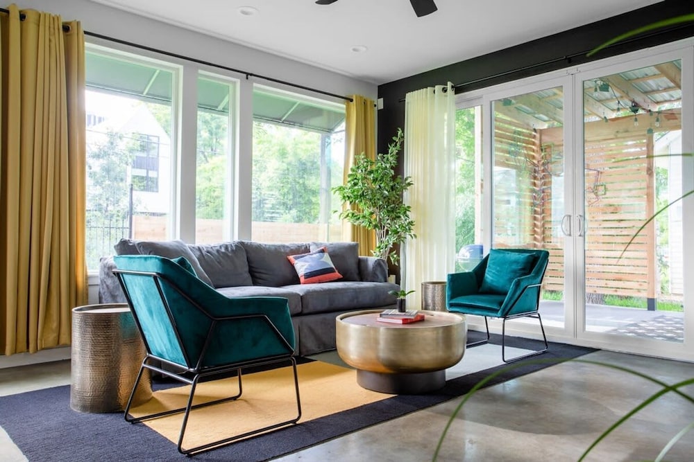 King Kasa 6BR Retreat 6 walk min to Rainey St — 4-Star Luxury Hotel in Austin, United States