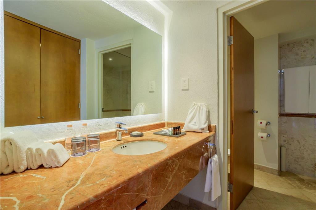 Junior Suite king bathroom