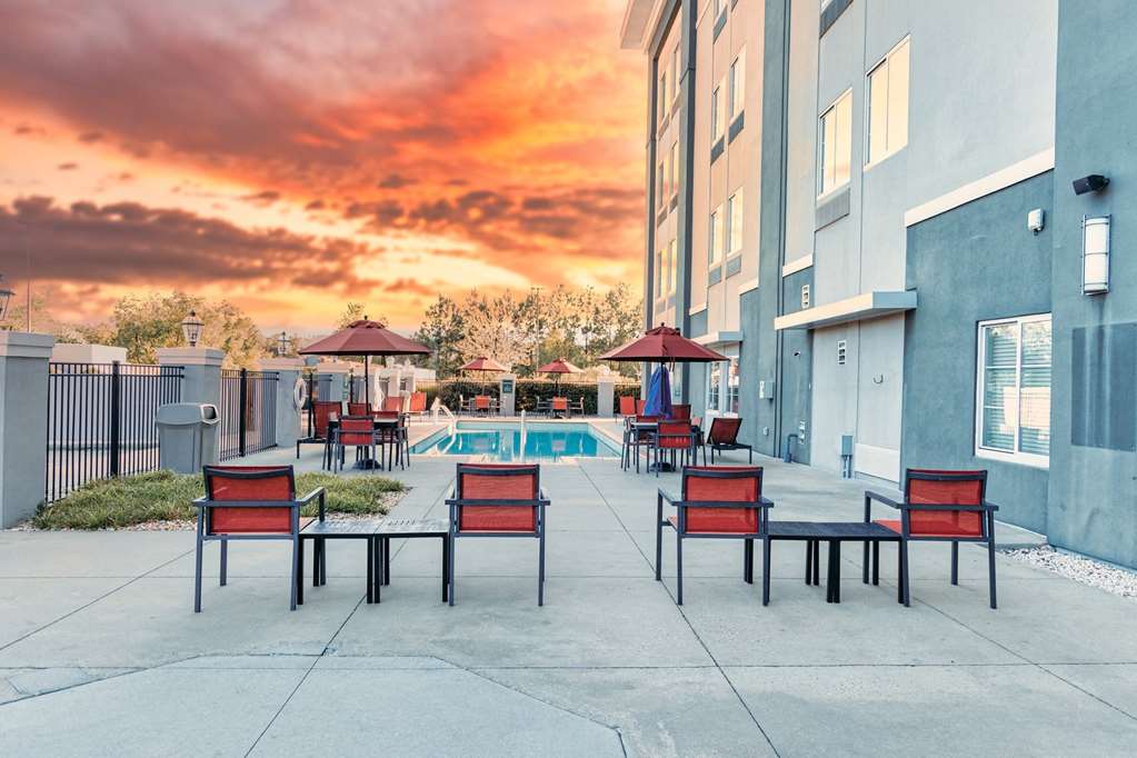 La Quinta Inn & Suites by Wyndham Starkville at MSU - photo 8