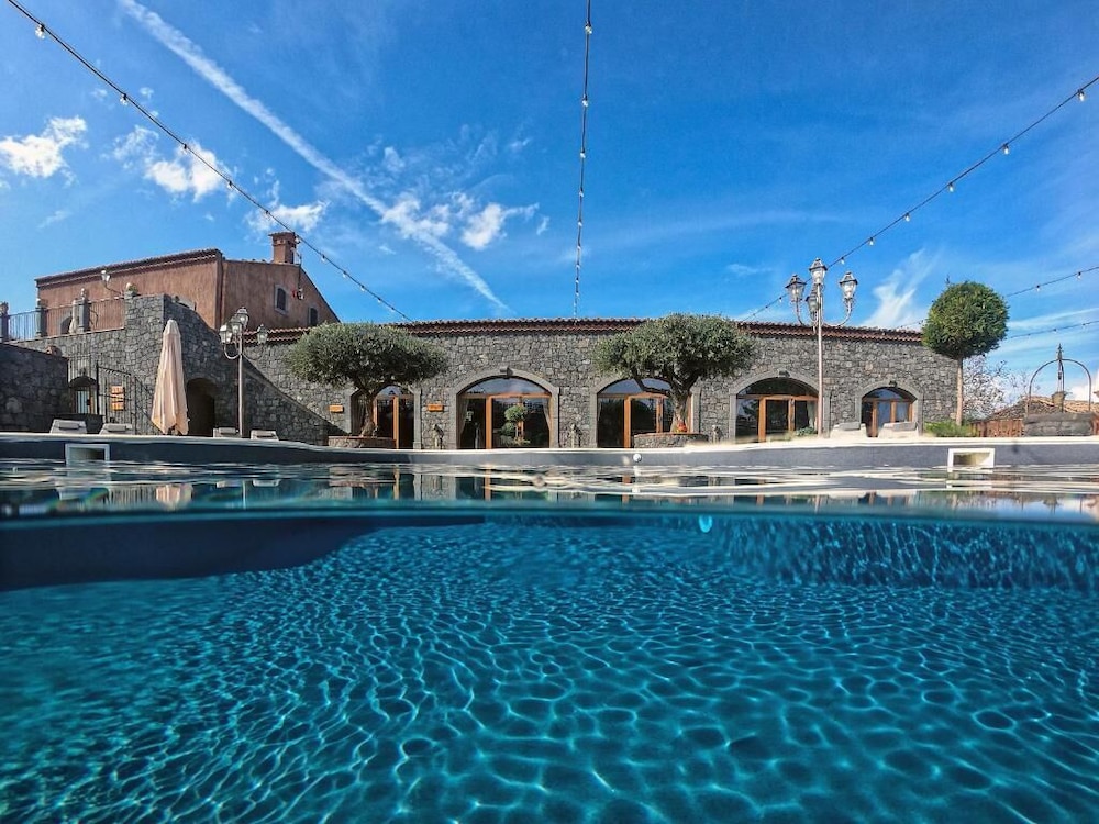 Etna Quota Mille Boutique Hotel Typical Sicilian Food Wine — Randazzo