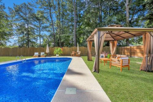 Savannah 5BR Pool Jacuzzi Firepit Sports Games in Savannah, United States