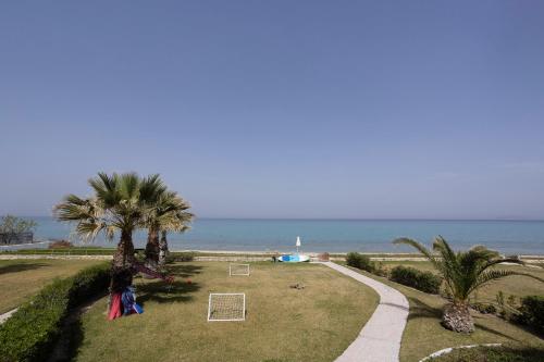 Villa Alpha Beachfront Steps from Agistri Da Noi and Blue Carpet — Pefkochori — photo 4
