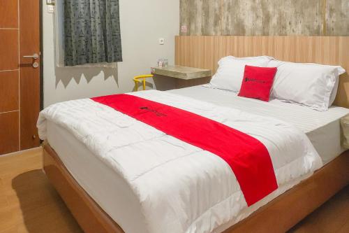 RedDoorz Syariah near Ponpes Hidayatullah Samarinda in Samarinda, Indonesia