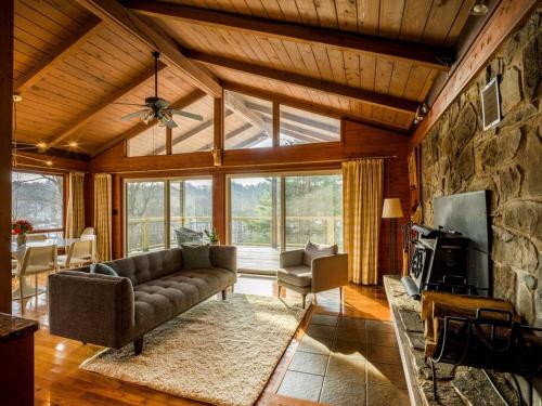 Catskills Escape Serenity on 105 Acres 2 hours from NYC — hotel in Ellenville