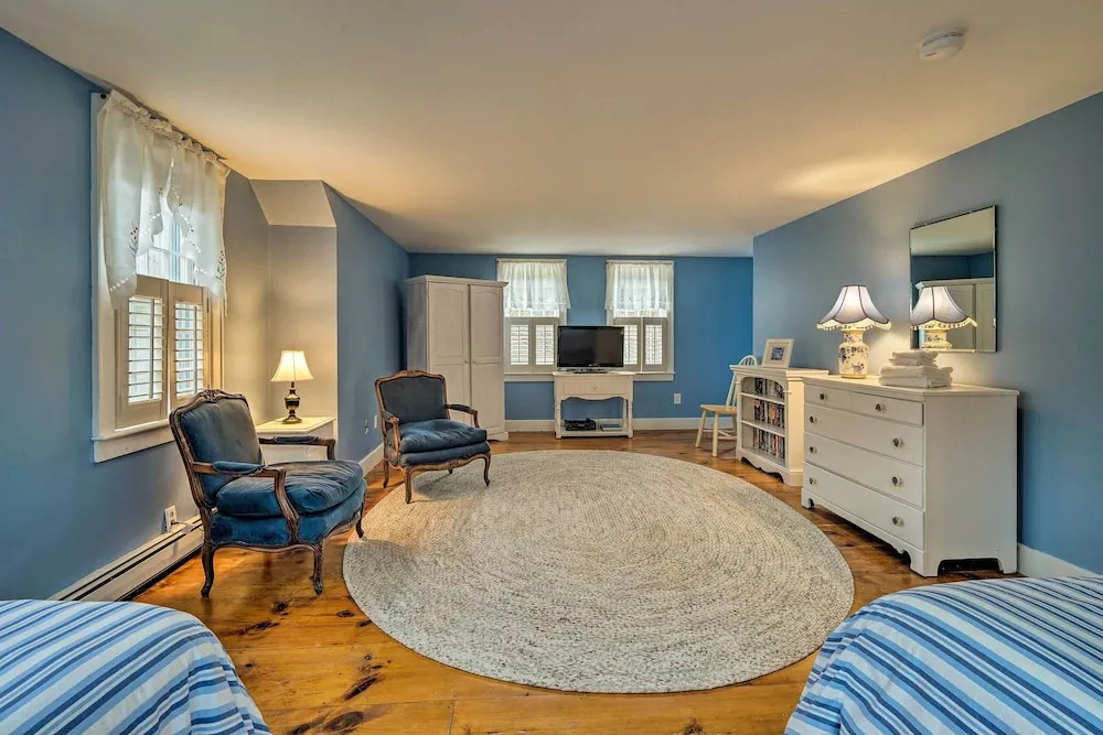1 Mi to Nauset Beach Upscale Orleans Home with Deck — 4-Star Luxury Hotel in Orleans, United States