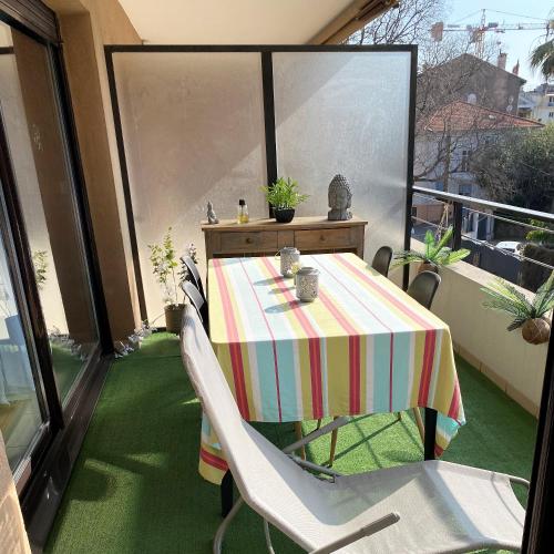 T2 Proche de la Gare a 10 Minutes a Pieds de la Croisette Piscine & Parking Dans Residence de Haut Standing — 4-Star Luxury Hotel in Cannes, France