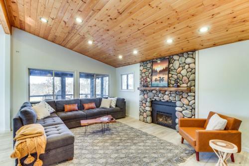 Lakefront Nisswa Home with Deck and Screened Porch — 4-Star Luxury Hotel in Nisswa, United States