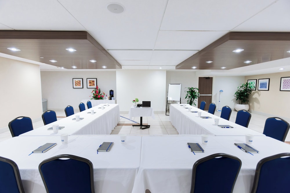 Holiday Inn Express Waikiki by IHG - photo 70