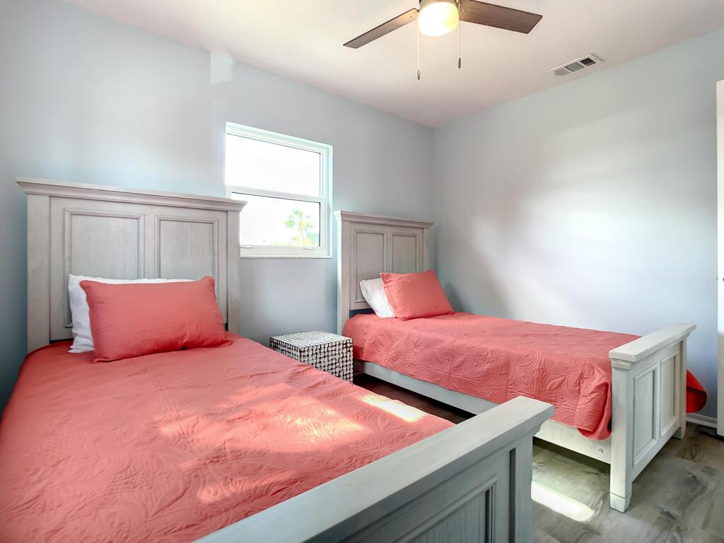 One Piece Duplex with Pool 2 Minutes from Beach Flagler Avenue — 4-Star Luxury Hotel in New Smyrna Beach, United States