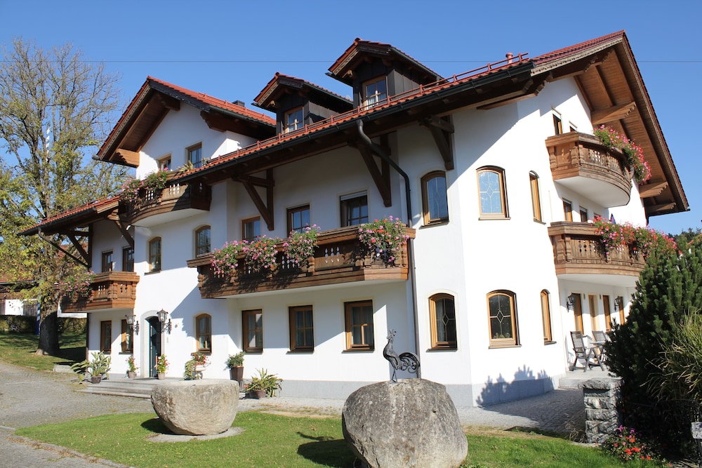 Landhotel und Gasthof Schmalhofer — hotel in Tittling