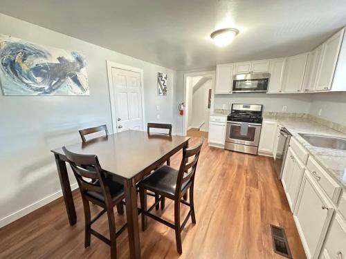 Home Plate Apt 2 All Star Baseball Rentals — 4-Star Luxury Hotel in Oneonta, United States