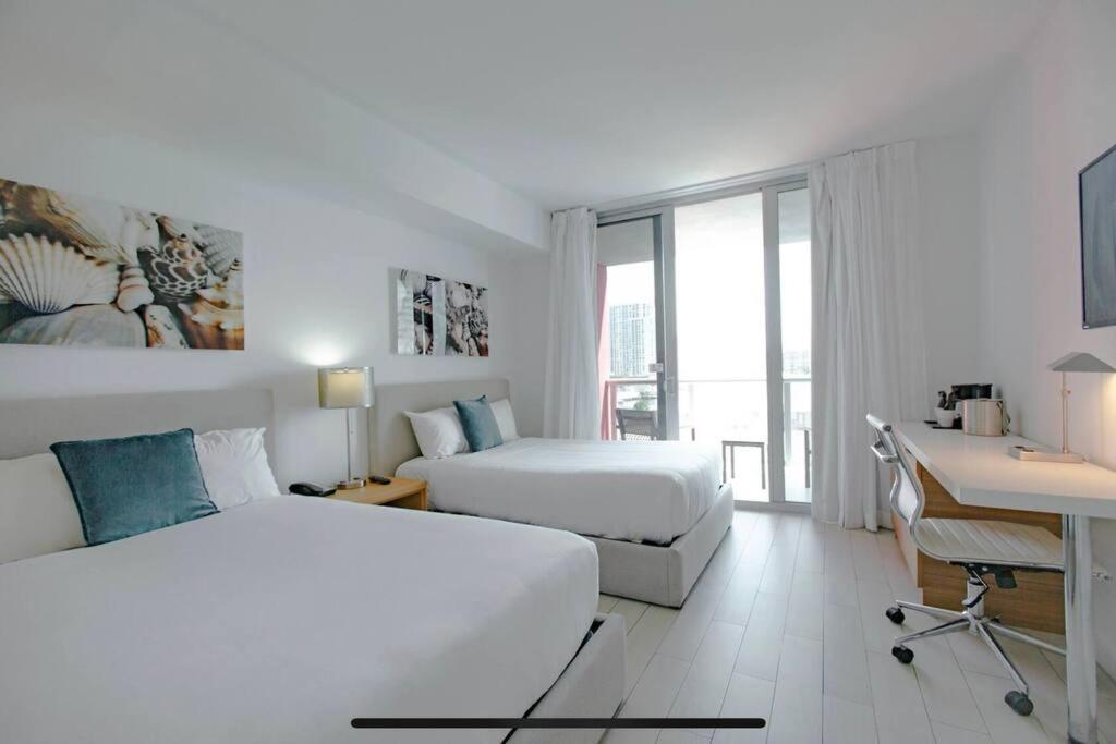 Just Minutes from the Beach 2 Full Bed Studio — 4-Star Luxury Hotel in Hallandale Beach, United States