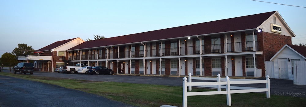 Claremore Motor Inn - photo 16