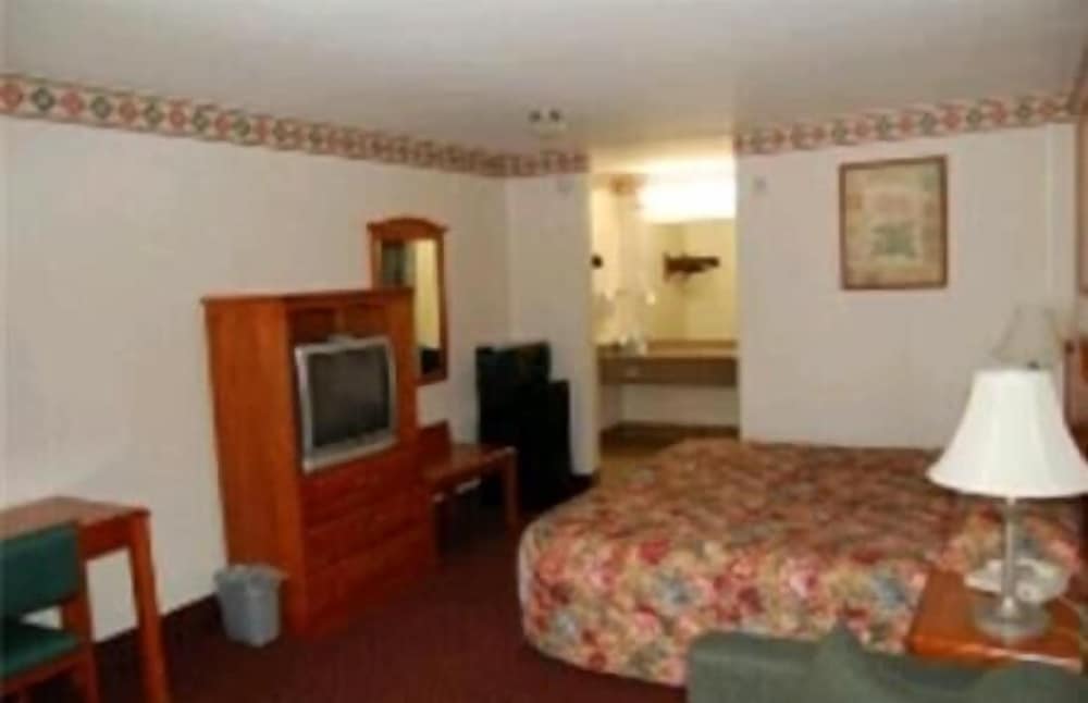 Express Inn and Suites - photo 13