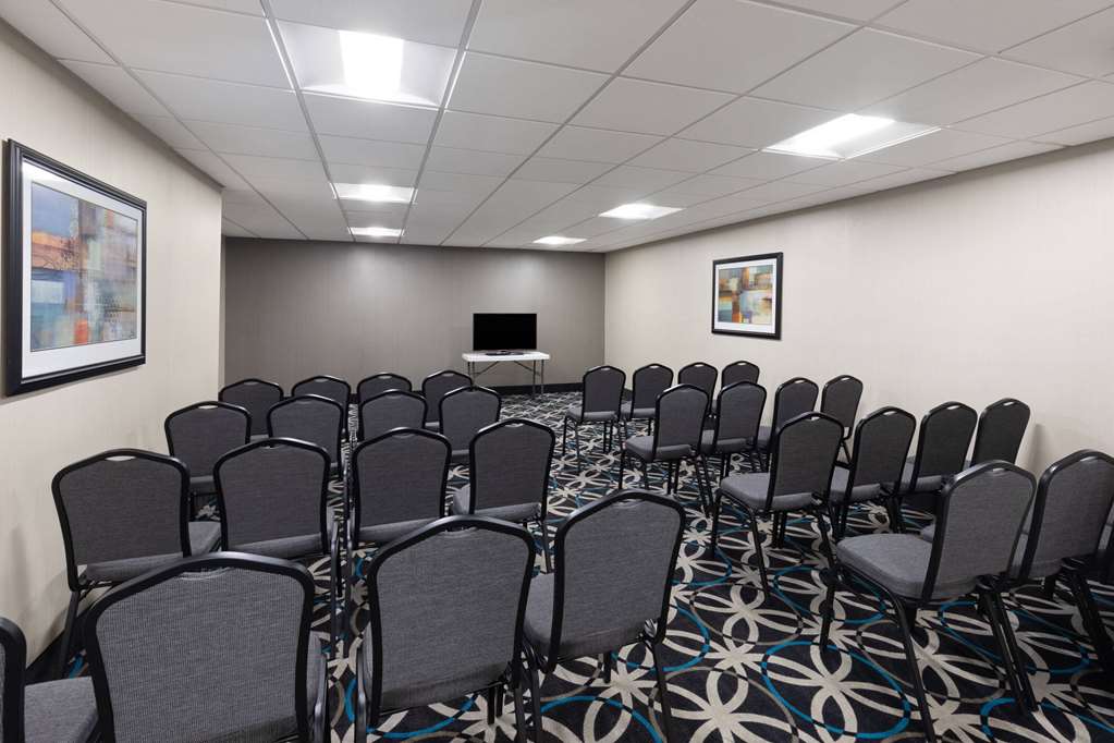 La Quinta Inn & Suites by Wyndham Snellville Stone Mountain - photo 25