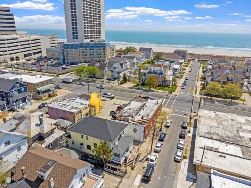 Luxury 8 BR 4 Ba Just 1 block from the Beach — 4-Star Luxury Hotel in Atlantic City, United States